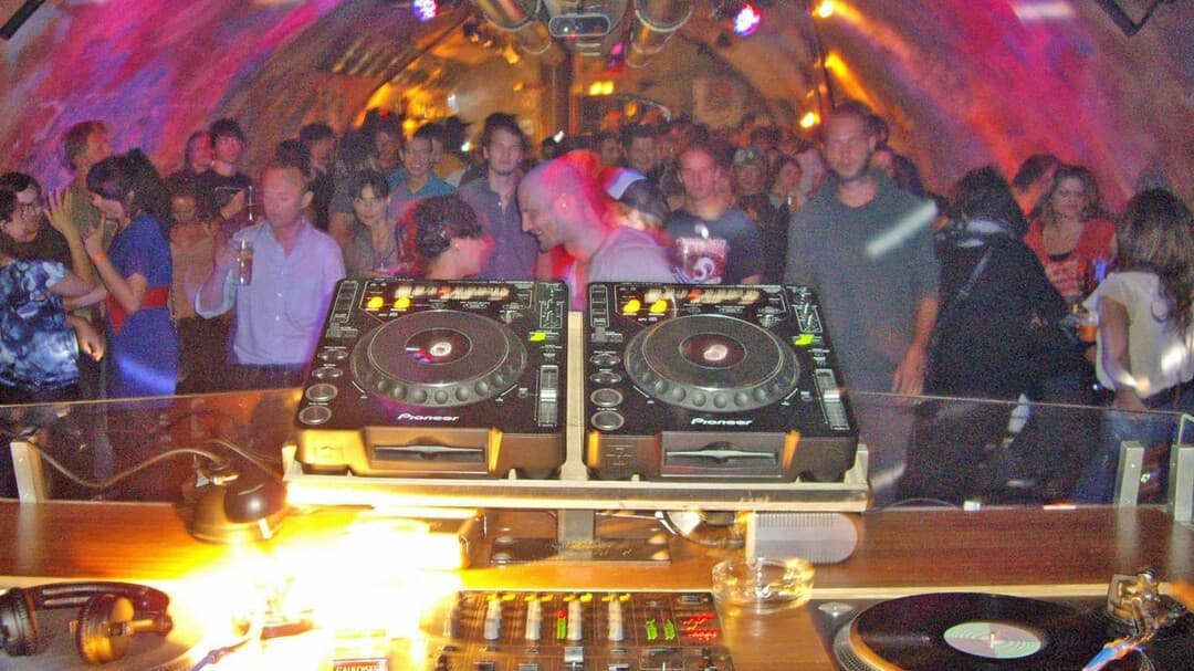 Die ultimative Hochzeits-Playlist: DJ-Salzburgs Expertenkuration für Salzburger Feiern