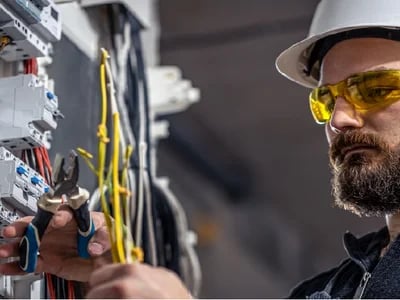 Prüfung ortsveränderlicher elektrischer Betriebsmittel: Expertenwissen für Ihre Betriebssicherheit