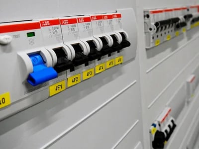 Wie sich Unternehmen effizient auf die DGUV V3 Prüfung vorbereiten können, um Beanstandungen zu vermeiden
