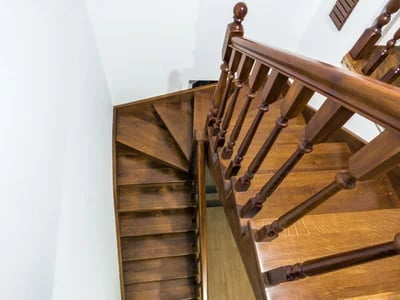 So gestalten Sie Ihre perfekte Treppe Polen: Tipps zur Auswahl von Materialien, Stilen und Designs für Ihr Zuhause