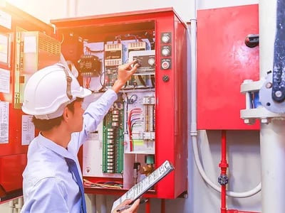 Wie oft sollte eine Prüfung elektrischer Anlagen durchgeführt werden?