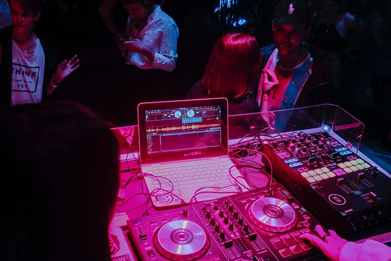 Schaffen Sie unvergessliche Erinnerungen mit djchrismixx.com auf Ihrer Hochzeit