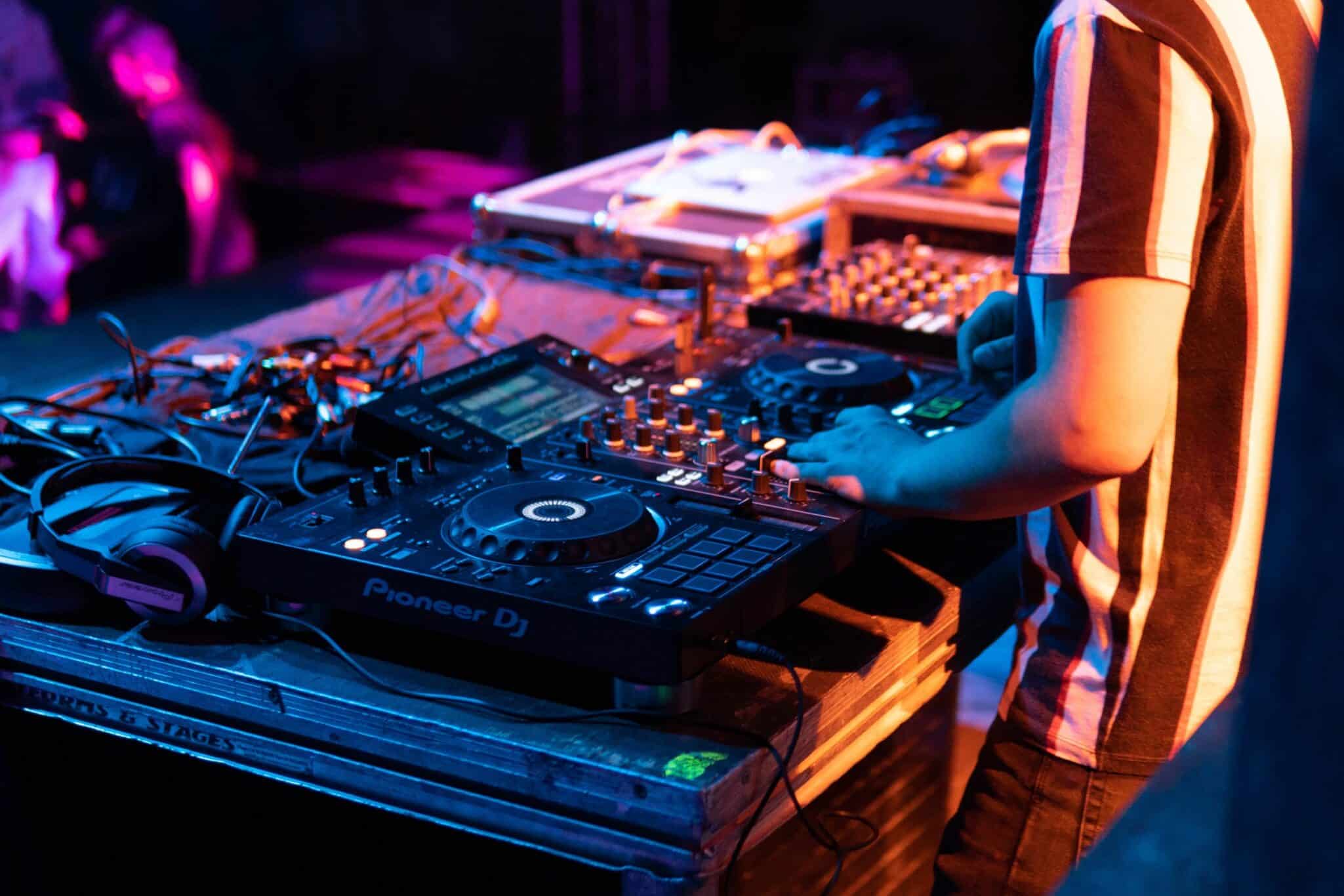 Erlebe die Energie von DJ-Salzburg: Eine Nacht voller Musik