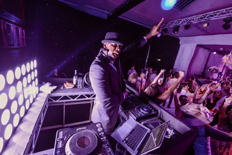 Schaffen Sie unvergessliche Erinnerungen mit djchrismixx.com auf Ihrer Hochzeit