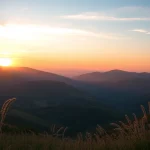 Klima-freundliche Landschaft mit sanften Hügeln und warmen Farbtönen im Sonnenuntergang.
